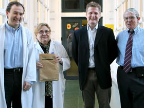 equipo-medico-vacuna-sida