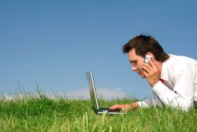 HOMBRE_CON_TELEFONO_Y_ORDENADOR_RETOCADO