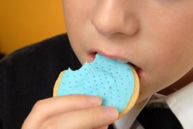 NIO_MORDIENDO_GALLETA_RETOCADO