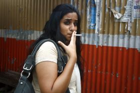 CHICA_QUE_FUMA_RETOCADO