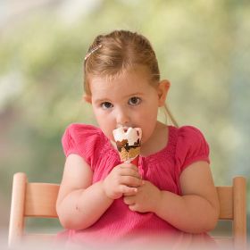 NIA_COMIENDO_HELADO_RETOCADA