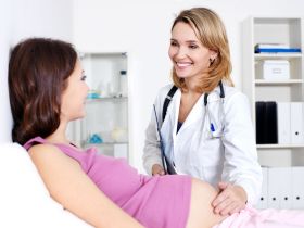 EMBARAZADA_Y_MEDICO_RET