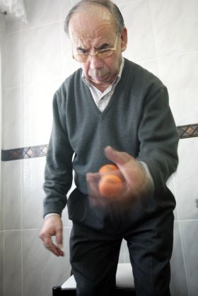HOMBRE AFECTADO POR PARKINSON RET