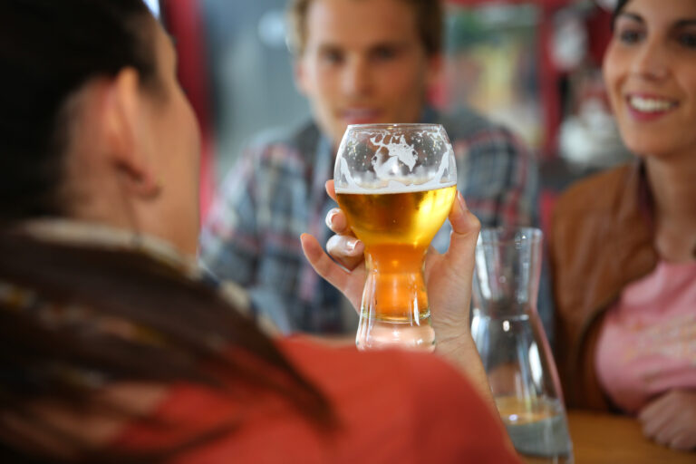 Los hombres se vuelven más agresivos que las mujeres con el alcohol