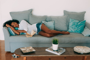 Dormir la siesta es “bueno y natural”, lo dice el Nobel en Medicina, Michael Young