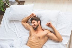 Beneficios de dormir desnudo