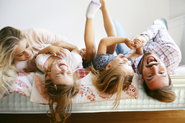 Hacer cosquillas a los niños antes de dormir