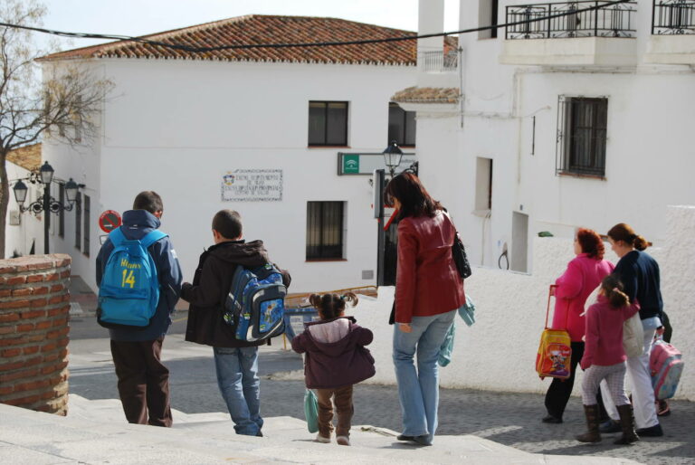 Cómo influye el peso de la mochila de un niño en su forma de caminar