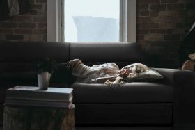 Dormir la siesta: ¿en el sofá o en el colchón?