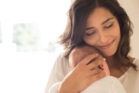 Las madres duermen menos que los padres