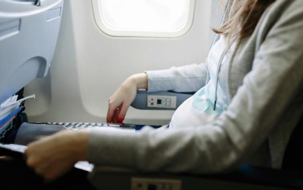 Lo que debes saber sobre volar durante el embarazo