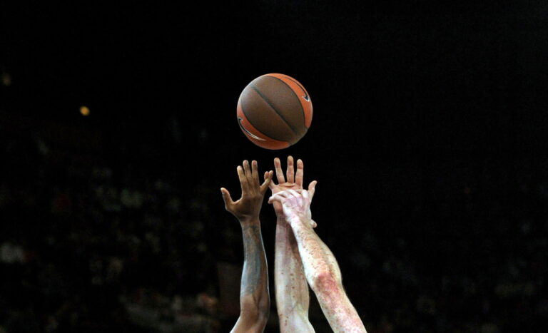 Jugar habitualmente al baloncesto mejora la visión, según un estudio