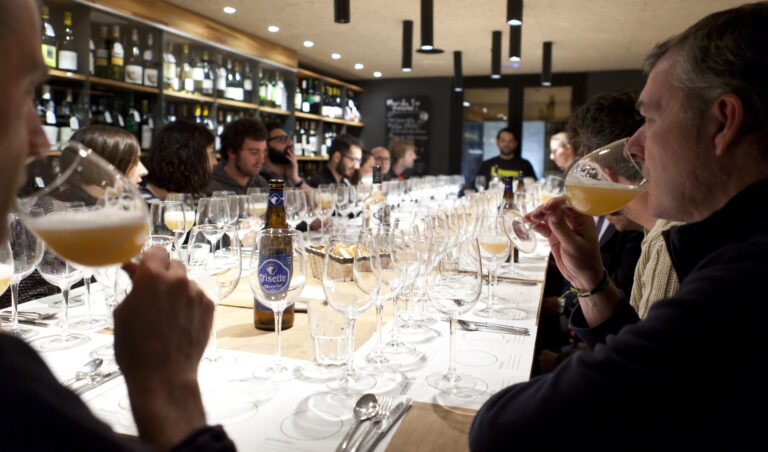 El consumo moderado de bebidas fermentadas puede incluirse  para mantener peso tras una dieta, según un estudio