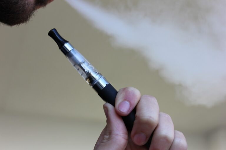 Debate sobre los cigarrillos electrónicos: ¿son efectivos y saludables?