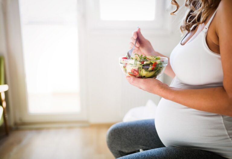 Cómo alimentarse de forma segura durante el embarazo