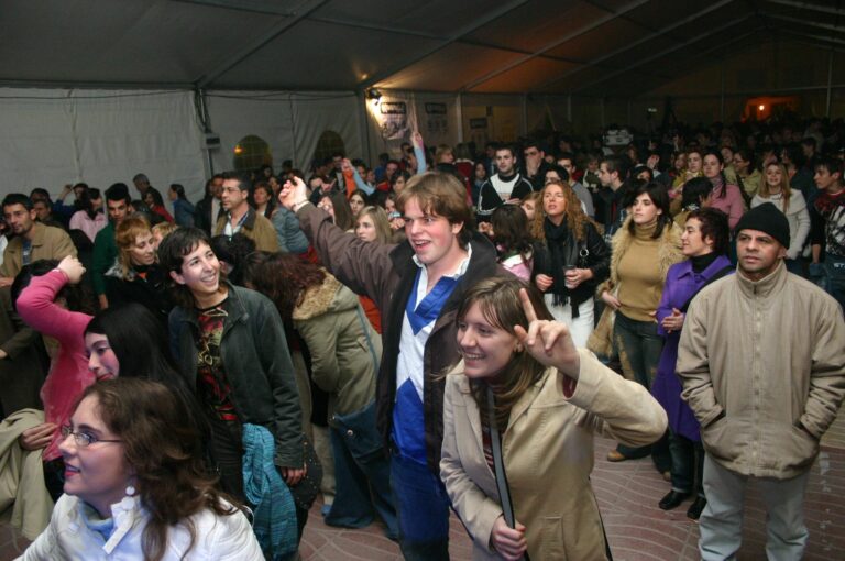 Los jóvenes salen más que hace diez años, pero vuelven antes a casa