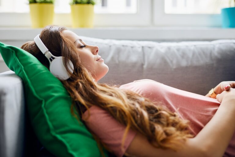 ¿Es efectivo usar música de relajación para dormir?