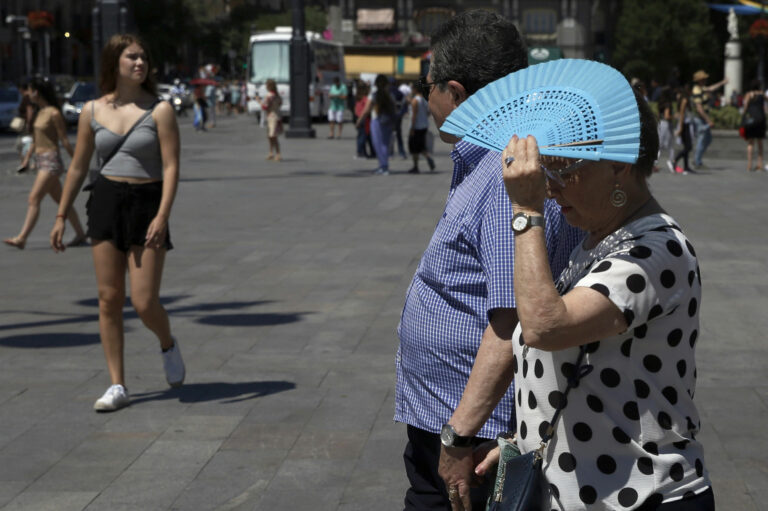 Esta ola de calor puede provocar problemas de salud como calambres, deshidratación, insolación o golpes de calor