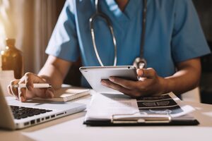 ¿Qué es y qué especialidades hay en telemedicina?
