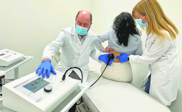 El doctor Carlos de Teresa y su directora clínica, Susana Ríos, en el Hospital Vithas Granada.