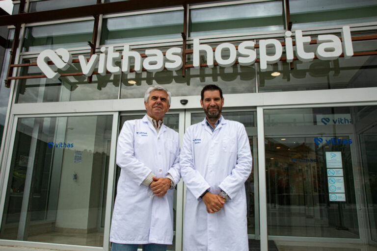 José Luis Salcedo, director de Vithas Granada (izq) y Pedro Rosón. IDEAL