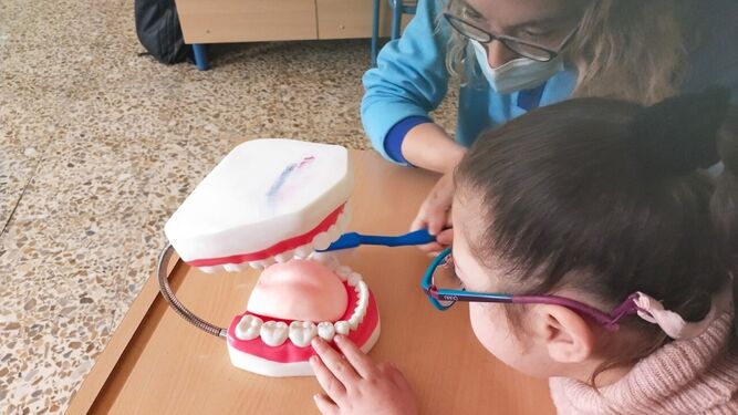 La Junta incide en promocionar y prevenir la salud bucodental en los escolares