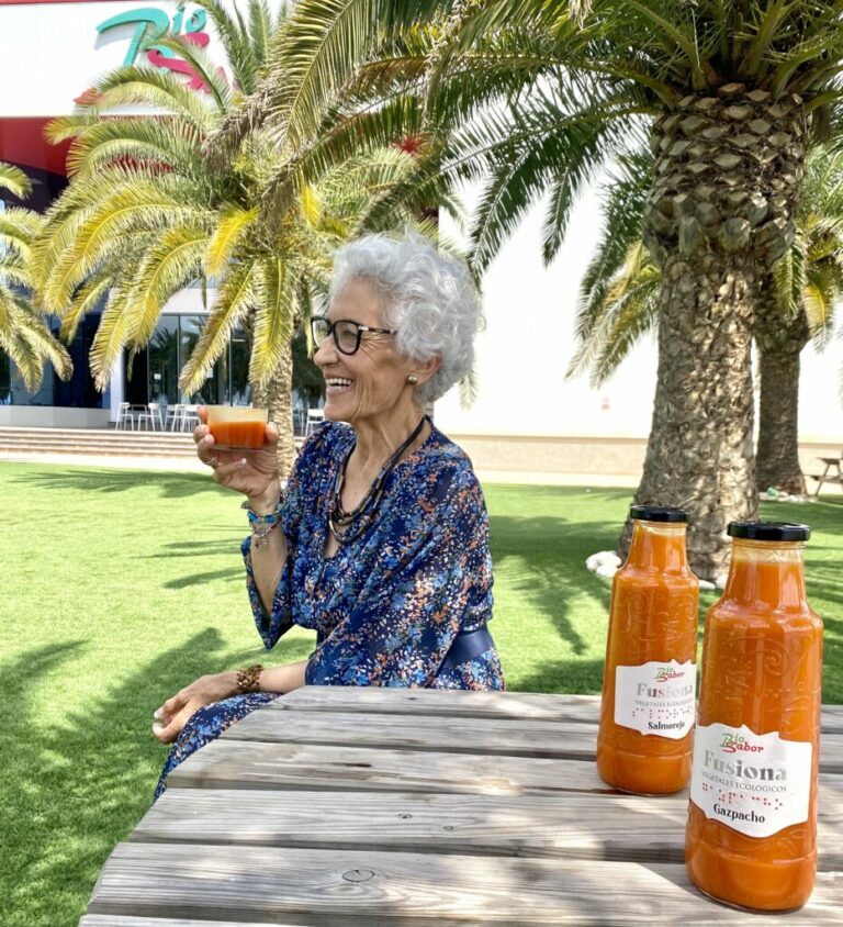 Fina Belmonte disfrutando del Gazpacho Biosabor de la Gama Fusiona.
