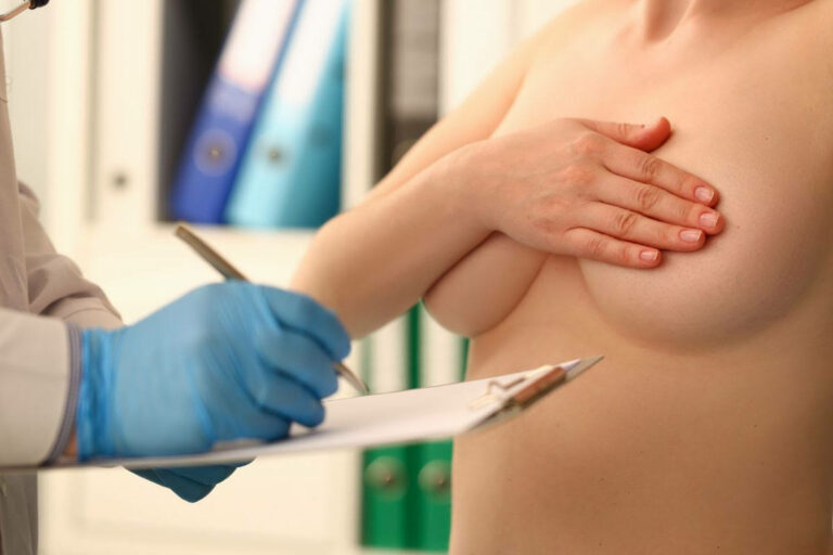 ¿Cuándo se realiza una operación de pecho por motivos de salud?