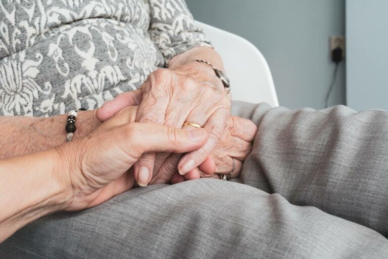 La relación entre el dolor crónico y la movilidad en la vejez