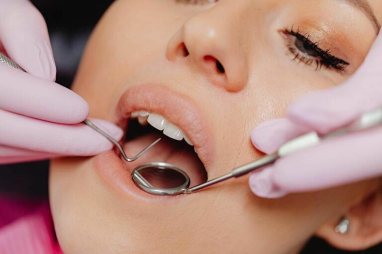 ¿Qué son los implantes dentales y cómo funcionan?