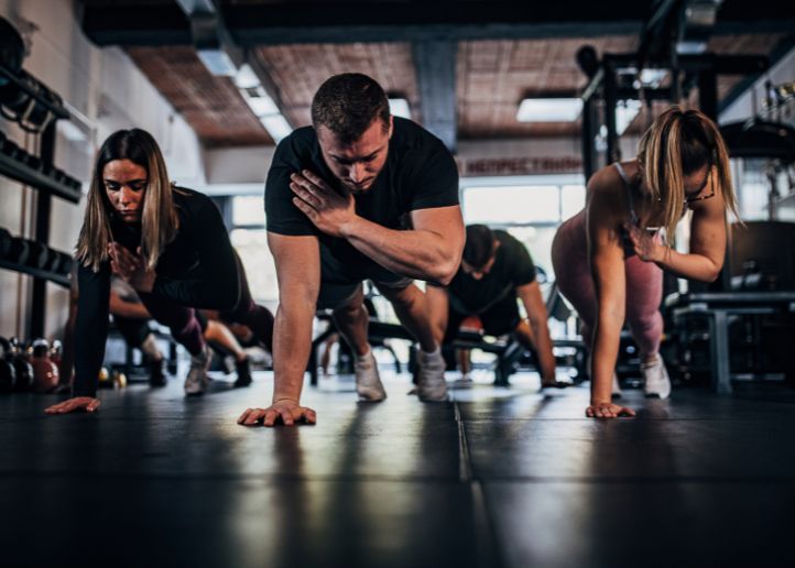 Creatina antes o después de entrenar: lo que realmente importa para tu rendimiento