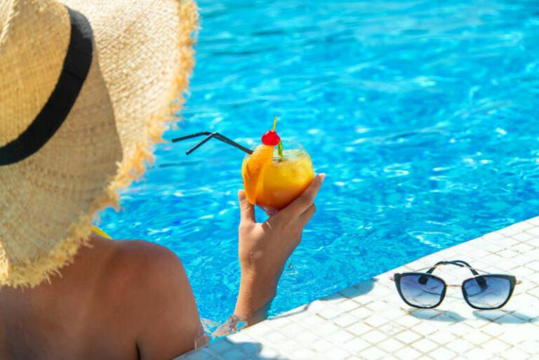 Beneficios para salud del agua salada sin cloro en piscinas