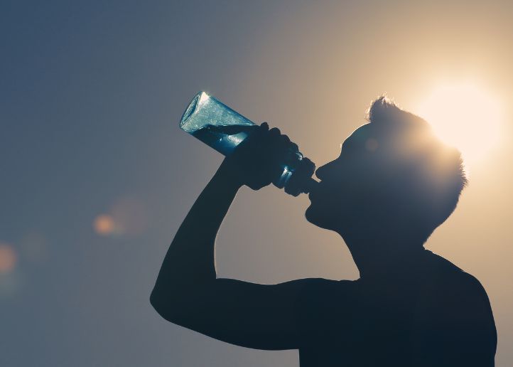 Un ritual matutino de bienestar: los beneficios de tomar agua de mar
