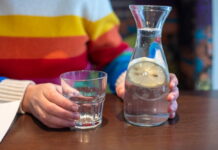 Agua de mar con limón en ayunas: un hábito natural que gana adeptos