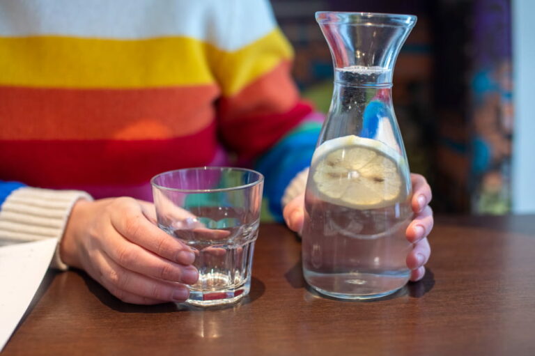 Agua de mar con limón en ayunas: un hábito natural que gana adeptos