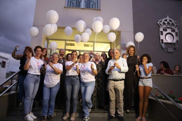 mujeres con cáncer tocan la campana de la esperanza