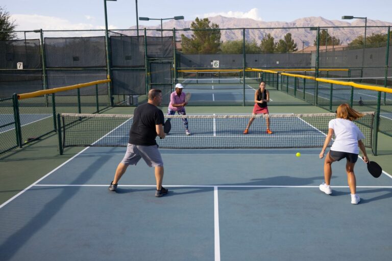 Deportes de raqueta y pala: la nueva ola de actividades físicas que conquista todas las edades